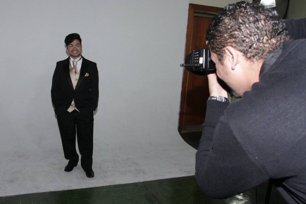 Yudi Tamashiro posa de smoking para revista