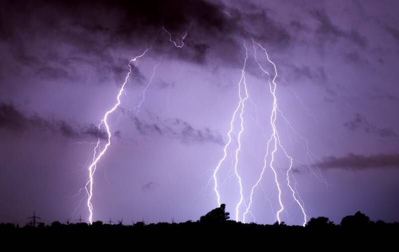 As tempestades que atingiram o oeste da Alemanha
nesta terça-feira deixaram seis mortos e prejudicaram o transporte ferroviário,
anunciaram as autoridades locais.

As fortes chuvas,
acompanhadas por violentas rajadas de vento, atingiram o estado de Renania do
Norte-Westfalia.
Em Dusseldorf, três
pessoas morreram na queda de uma árvore sobre uma cabana na qual estavam
refugiadas. Outras três pessoas ficaram feridas no acidente, duas delas com
gravidade