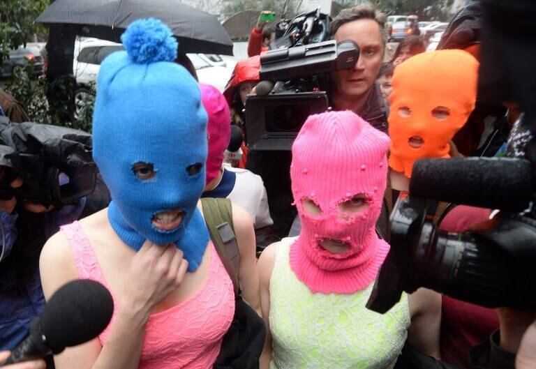 Nos bastidores, Sochi também teve um dia movimentado. Conhecidas opositoras do governo do presidente Putin, Nadezhda Tolokonnikova e Maria Alekhina - duas das três integrantes do grupo Pussy Rio - foram detidas enquanto estavam na sede das Olimpíada de Inverno. A acusação inicial era de roubo, mas elas acabaram liberadas. Leia mais