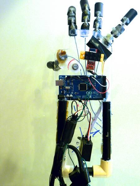 O processo de criação da prótese foi relativamente simples. Entretanto, é preciso muito mais que um software sofisticado para traduzir pensamentos em instruções para uma mão robótica. Neurocientistas e especialistas em robótica ainda estudam as melhores maneiras para transformar padrões cerebrais em ordens para objetos como próteses