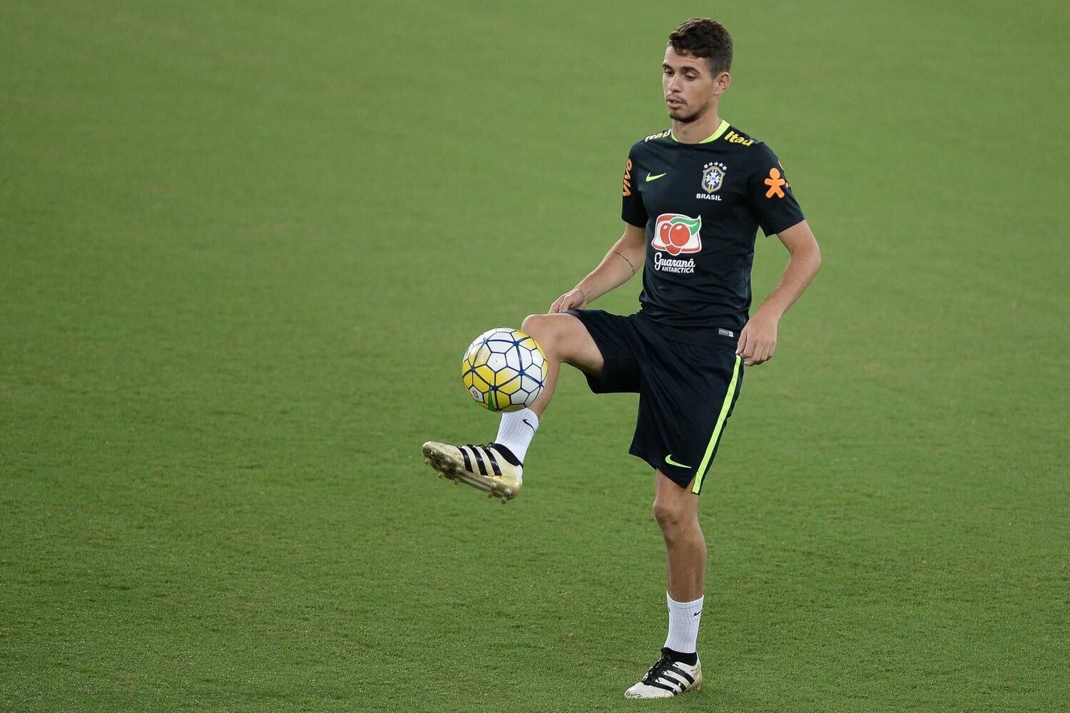Oscar usará a camisa 10 do Brasil na partida contra a Venezuela