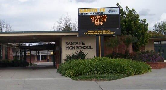 Dez pessoas, incluindo oito estudantes, são mortas em 18 de maio de 2018 por um estudante americano de 17 anos, armado com uma escopeta e com um revólver em seu colégio em Santa Fé, no Novo México, nos Estados Unidos