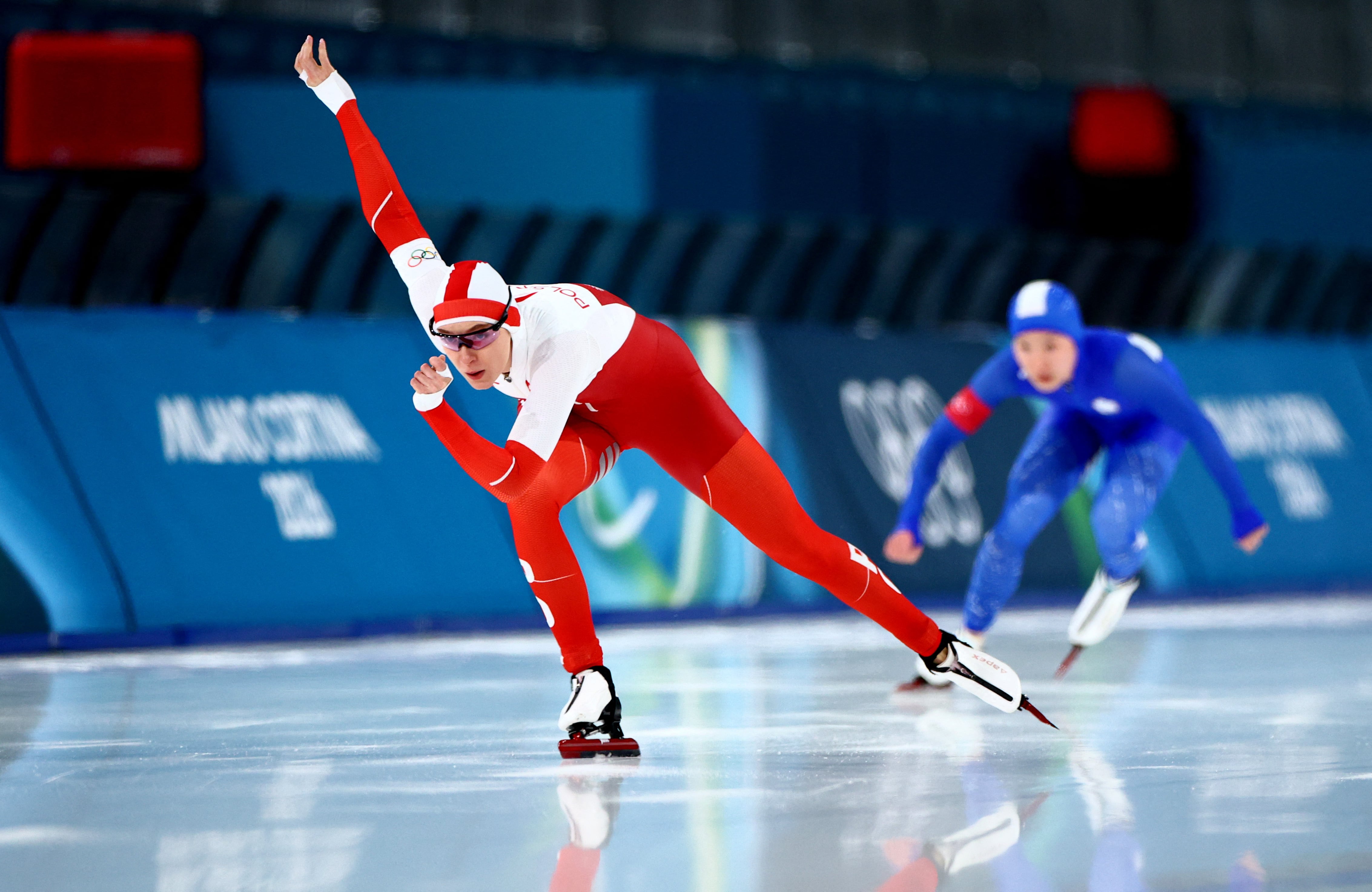 Martyna Baran da Polônia com Ying-Chu Chen do Taiwan durante competição de Patinação de Velocidade