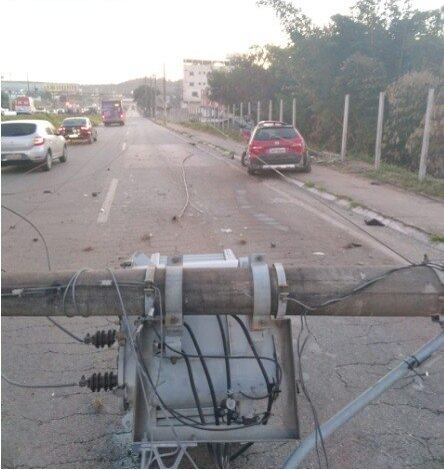 Um dos veículos bateu contra um poste que caiu na marginal