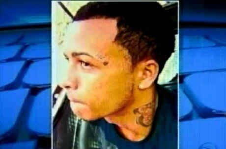 Jovem tem tatuagem de palhaço e número do artigo de homicídio