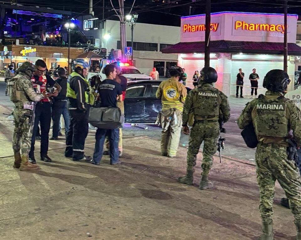 Um carro atropela uma multidão de torcedores durante as comemorações da Copa do Mundo, no balneário turístico de Cabo San Lucas, México