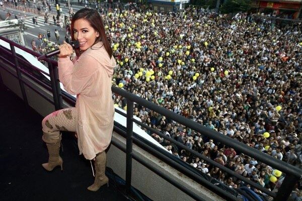 Anitta animou a tarde de domingo (9) na Avenida Paulista 