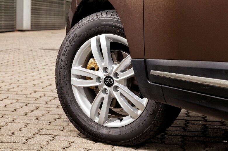 E as rodas de 17 polegadas calçam sempre pneus 225/60