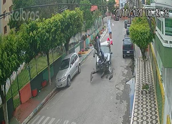 Após ser arremessado de moto, homem tem ferimentos leves; veja
VEJA MAIS



