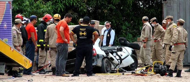 Duas pessoas morreram após contêiner cair sobre carro em Manaus
