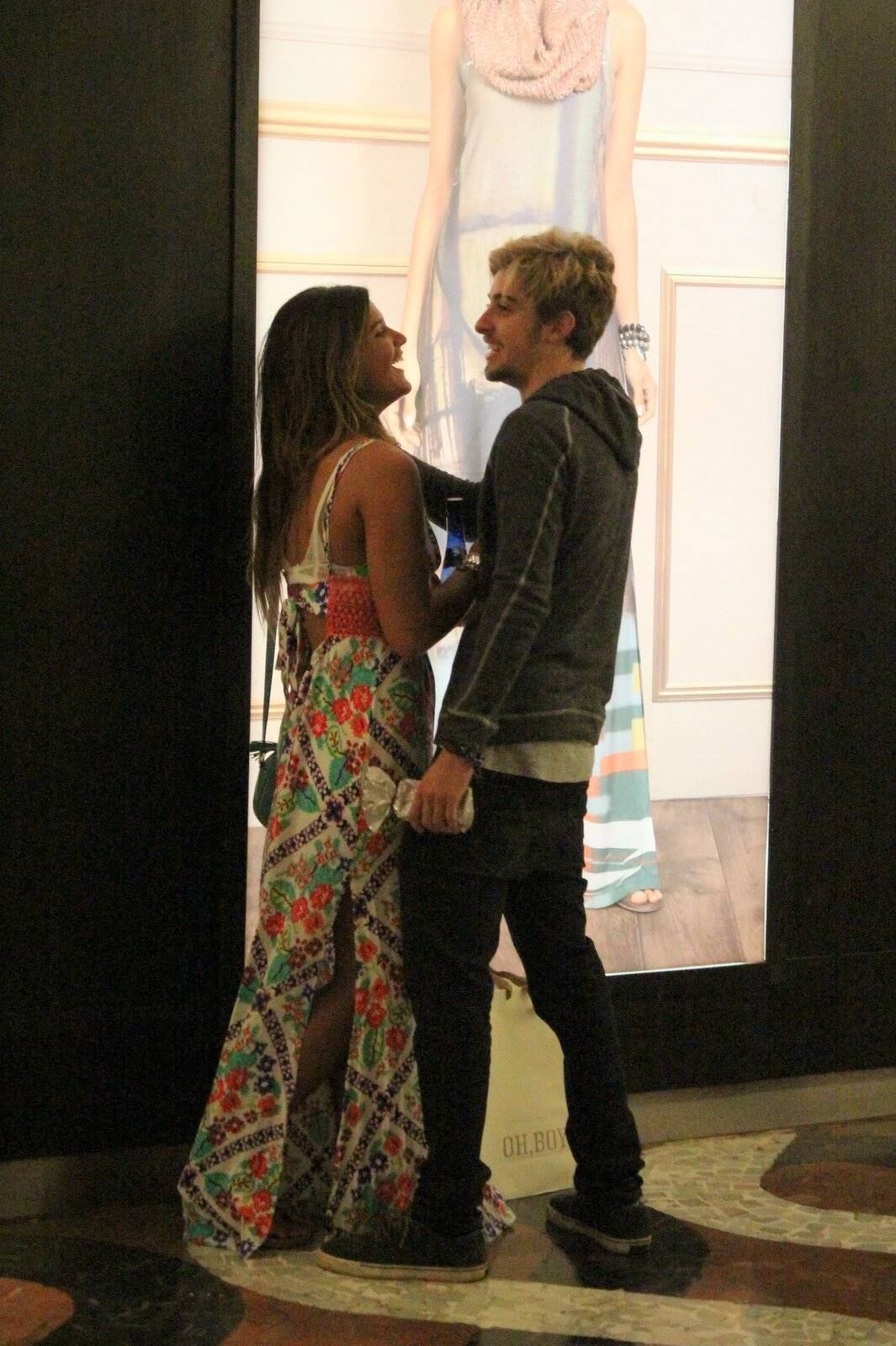 Giulia Costa e o namorado Eike Duarte em shopping do Rio de Janeiro, neste domingo (19)
