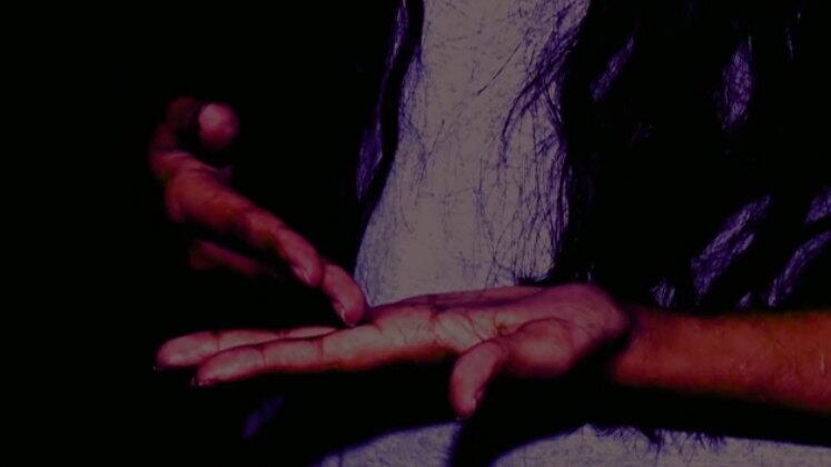 "De jeito
nenhum eu imaginava estar enterrando a minha mãe desse jeito e minha irmã
também, 15 anos, e tinha tantos planos, não caiu a minha ficha ainda, e eu só
peço que a justiça seja feita, desabafa filha da vítima.