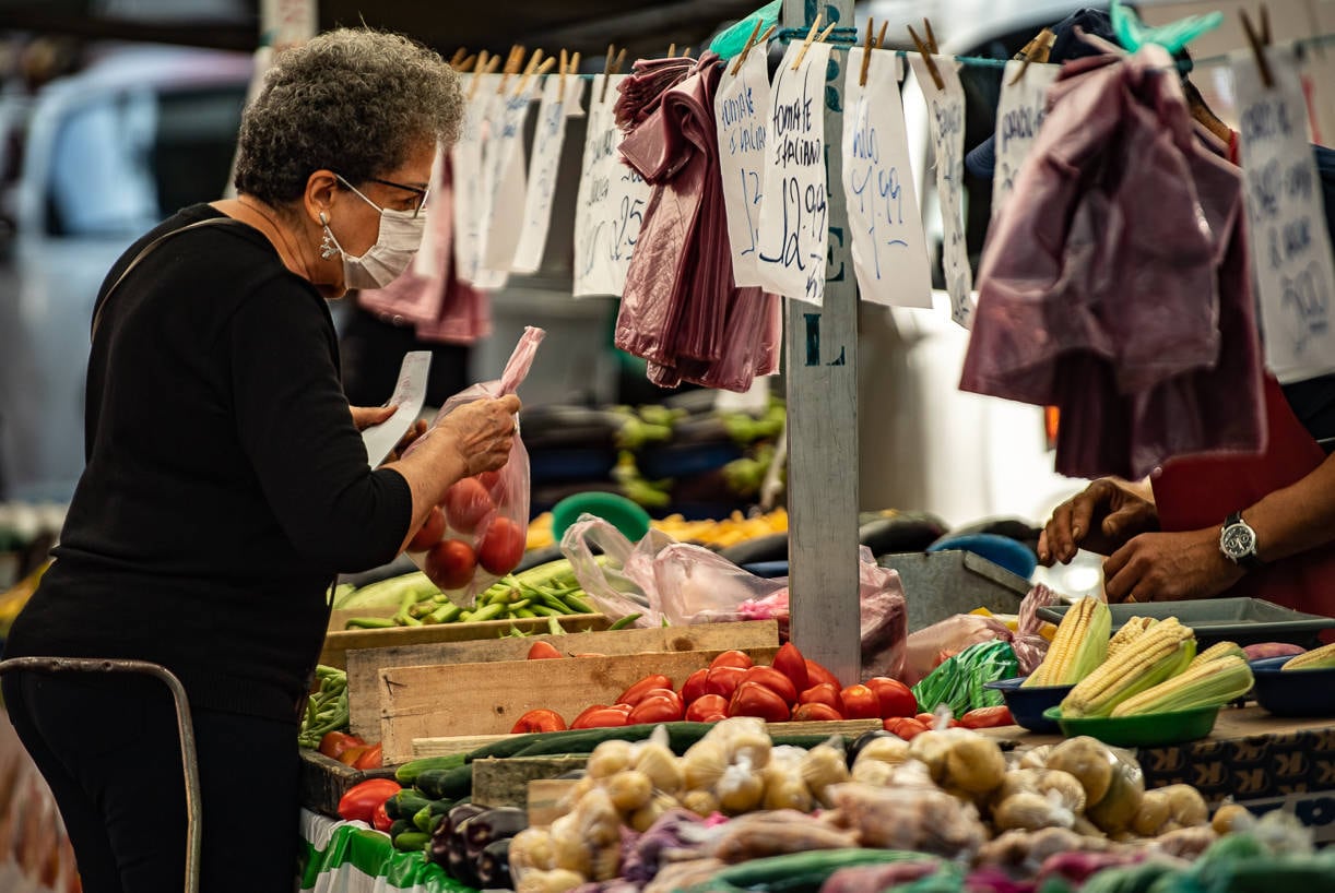 São Paulo, SP - 20.04.2022 - Feira Livre da rua Cayowaá, zona oeste da cidade, Tradicional feira livre da cidade, fregueses compram, legumes, verduras, frutas e demais hortifrutigranjeiros. Foto Edu Garcia/R7