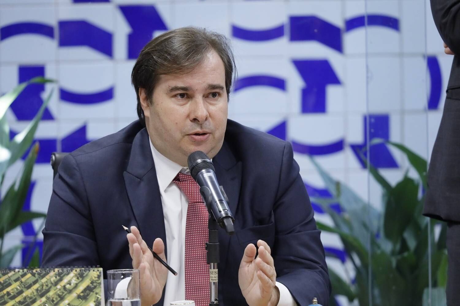 Maia quer votar texto-base da reforma na madrugada desta quarta