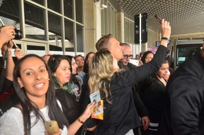 Bem humorado, Isaac Hanson tirou selfies com as fãs