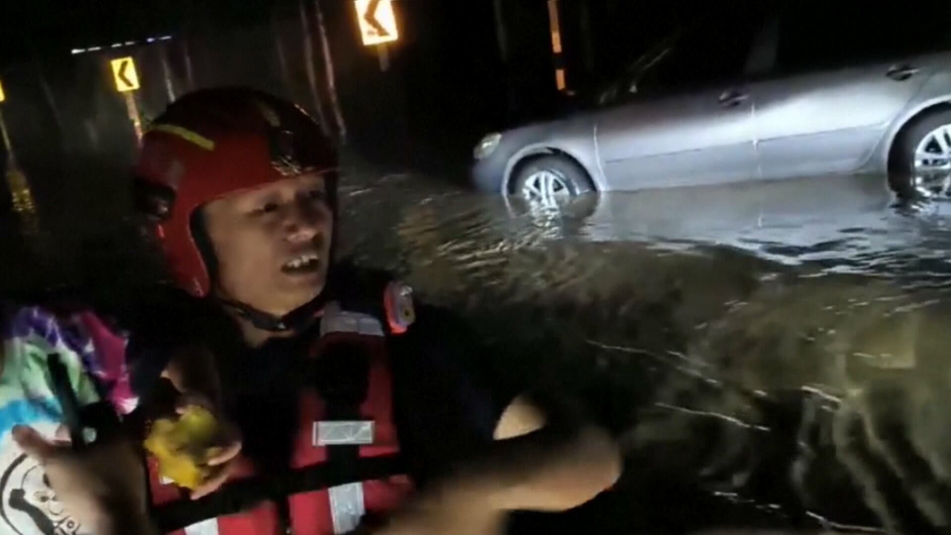 Chuvas fortes causam enchentes e forçam moradores a buscar abrigo na China