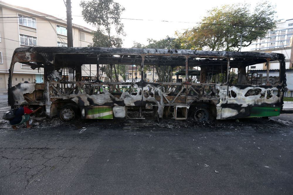 Ao menos seis ônibus foram queimados no ataque dos torcedores santistas em volta da Vila Belmiro. Houve confronto com a polícia, que teve de intervir para conter a fúria dos fãs do Santos