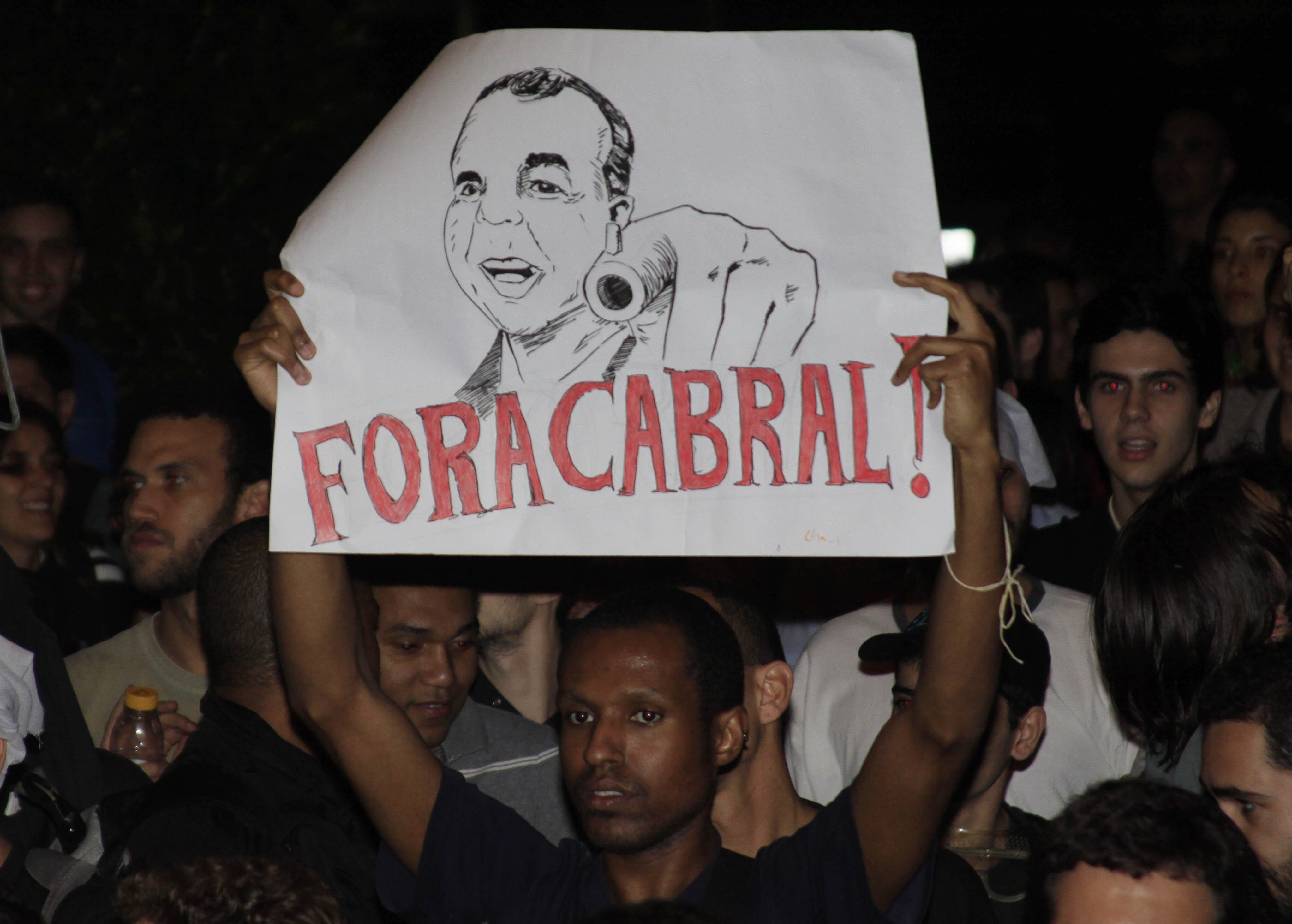 O objetivo do grupo é criticar o governo de Cabral e a ação da polícia
em manifestações que vem acontecendo por todo o País, principalmente no
Rio de Janeiro. A manifestação intitulada Dez Mil na Rua do Cabral foi
idealizada após a retirada do acampamento de manifestantes - que se
encontravam no local desde 21 de junho - pela PM na terça-feira (2).