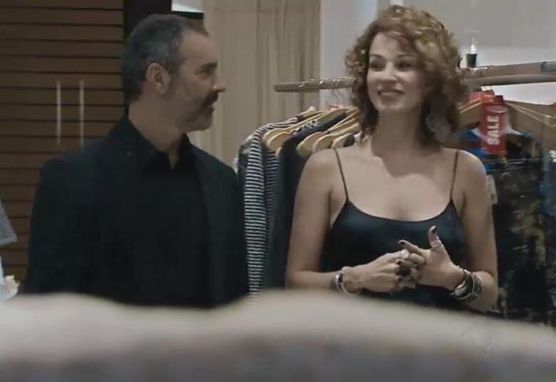 Geraldo sai de casa a procura de Maria Luísa
sem perceber que é seguida por Adriana. Ele entra na loja e deixa Maria Luísa
surpresa. Adriana observa do lado de fora e tira uma foto deles
+ Papudo perde o controle e sufoca Renata. Assista!
+ Plano Alto aposta em figurino sofisticado
+ Carla Diaz e Bernardo Falcone se divertem nos bastidores