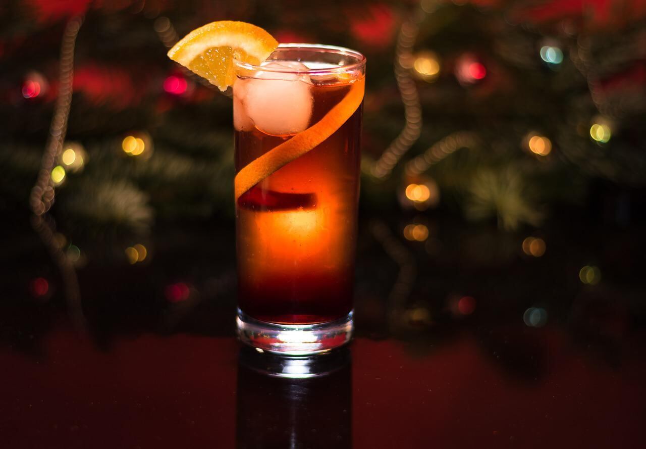 Gim com Dubonnet - Bata os seguintes ingredientes num shaker: 2/3 de Dubonnet e 1/3 de Olf Ton Gin; e pitadas de Orange Bitter. E gelo, claro.