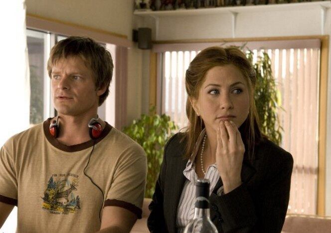 Sue Claussen é a personagem interpretada por Aniston em O Amor Pede Passagem (2008) Ela decide fazer
uma viagem e fica hospedada em um hotel à beira da estrada. O dono,
interpretado por Steve Zahn, é um jovem que herdou o local dos pais. Mais tarde,
eles acabam se relacionando mas são atormentados pelo seu ex-namorado