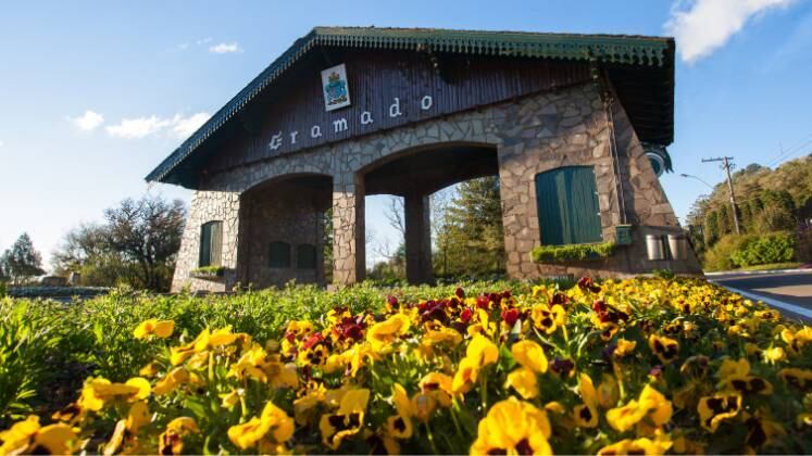 Pórtico Via Nova Petrópolis 

Já os exuberantes jardins coloridos ao redor do Pórtico Via Nova Petrópolis chamam a atenção dos turistas que chegam à cidade por ali
