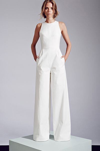 Quem quiser fugir do vestido, pode optar por um macacão. Este modelo marca a cintura, mas com conforto, e o corte seco garante a elegância da peça