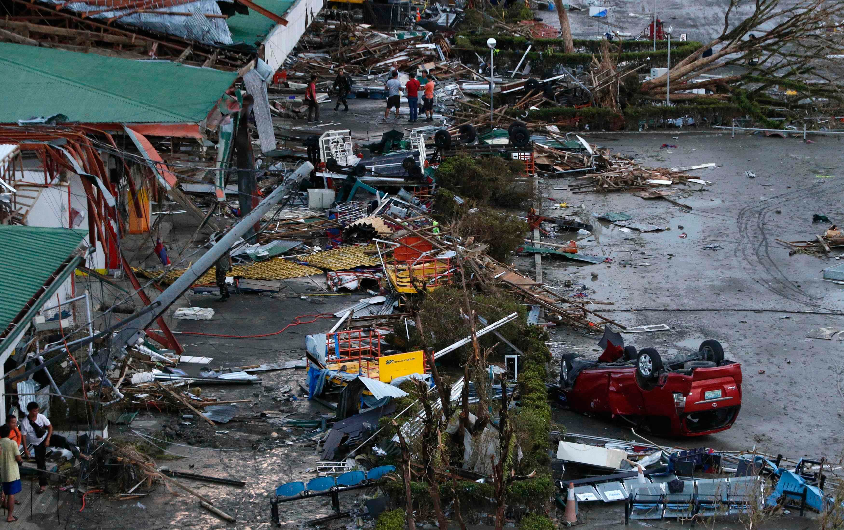 O tufão atingiu as Filipinas com rajadas de vento de até 315 km/h e
arrasou a cidade de Tacloban (foto), no litoral leste do país. Segundo as autoridades do país, a destruição do local é "inimaginável"