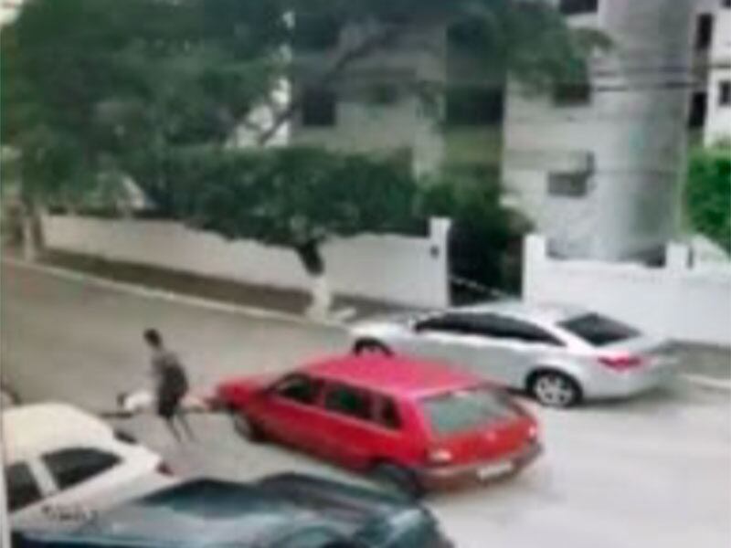 O delegado Antônio Carlos Magalhães, titular da 2ª Delegacia Territorial, disse que irá pedir a prisão preventiva das duas pessoas envolvidas no crime, Anderson e o policial militar, Deivison Burgo de Oliveira, que dirigia o veículo. Anderson já está detido por porte ilegal de arma