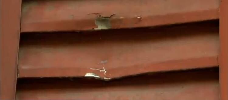 Depois do tiro, a família se desesperou porque o jovem sangrava muito
no rosto. Minutos depois, os policiais jogaram uma bomba na casa