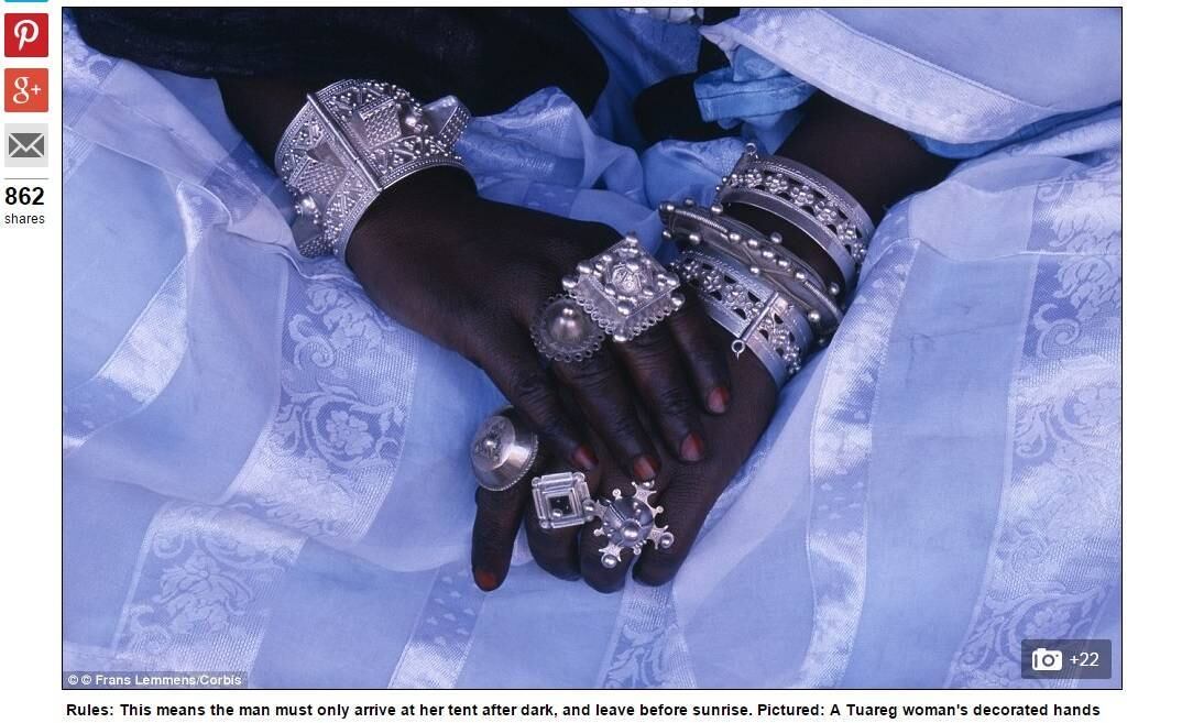 A liberdade sexual fez
com que as meninas optassem por se casar mais tarde. Mas isso não impede os
homens de cortejá-las com belos poemas. Eles passam horas escolhendo
cuidadosamente as palavras que usarão para conquista-las 