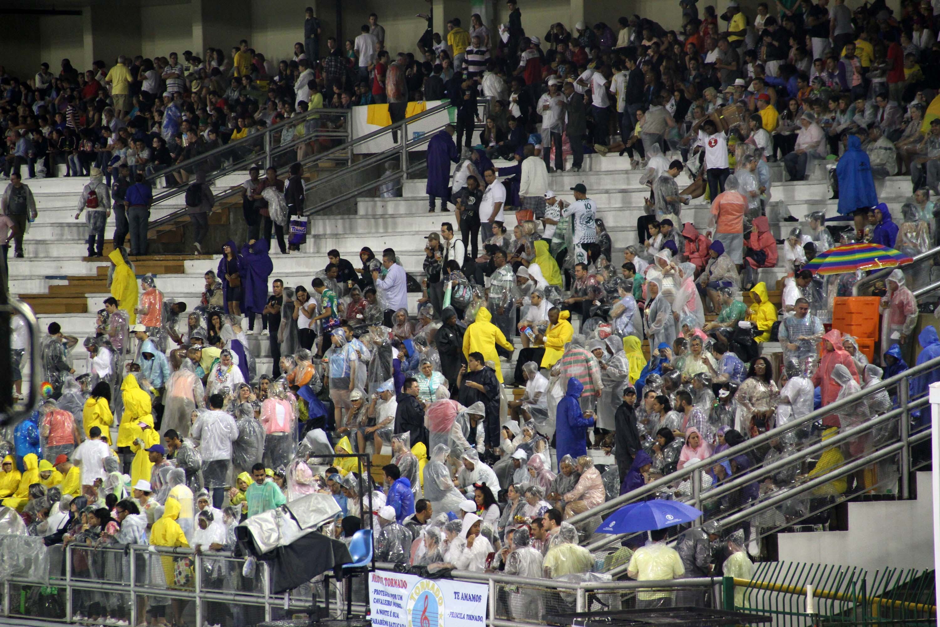 Público começa a lotar o Sambódromo do Anhembi na noite desta sexta-feira