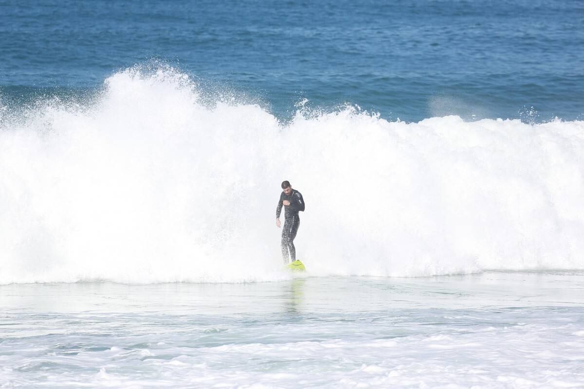Cauã Reymond surfou no Recreio dos Bandeirantes nesta segunda-feira (21)