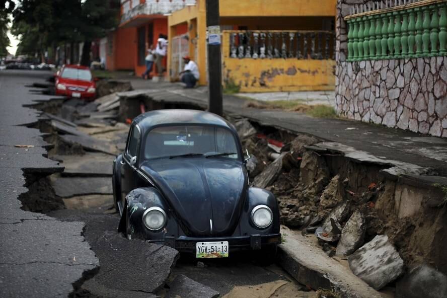 Um carro foi encontrado nesta quarta-feira (3) entre os destroços do desabamento que aconteceu em decorrência das fortes chuvas que atingiram a cidade portuária do Golfo de Veracruz, no México, na última terça-feira (2). 

Os Estados mexicanos ainda se prepararam para a tempestade tropical Dolly, que continua se movendo para o interior do país