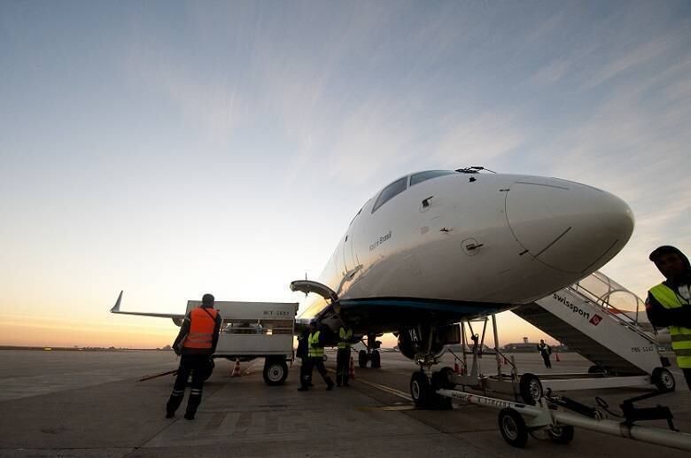 Na Gol, os moradores da cidade de Porto Alegre encontram
chances para atuar como auxiliar técnico de manutenção de aeronaves. Para concorrer
ao cargo, a companhia exige o ensino técnico de manutenção de aeronaves e CCT
(Certificado de Capacidade Técnica) válida pela Anac (Agência Nacional de
Aviação Civil). Não é necessário ter experiência na função