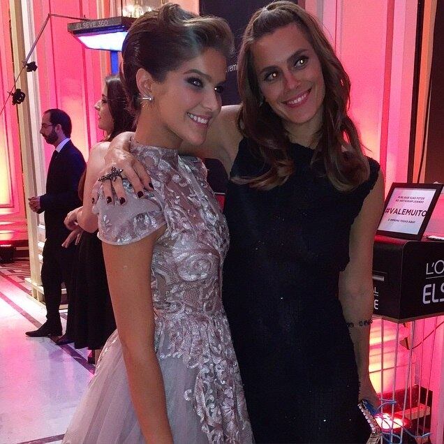 A semelhança física entre
Isabella Santoni e Carolina Dieckmann foi levantada pelos fãs da atriz de
Malhação, quando Bella usou o Instagram para divulgar a foto acima. Na imagem,
as atrizes posam juntas durante a entrega do Prêmio Contigo! de TV, ocorrido no início deste mês. "Idênticas", "como se parecem!" e "irmãs", foram alguns dos comentários deixados na página de Isabella