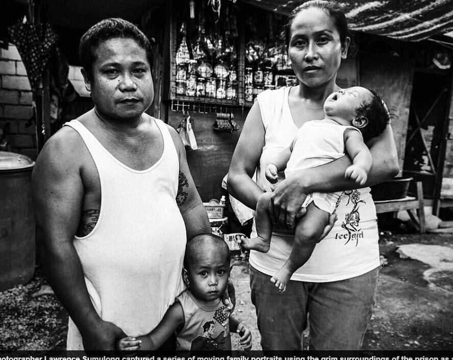 Sumulog fotografou crianças e bebês vivendo o dia a dia dos presos nas Filipinas.

Com a presença dos familiares, surgiu uma "sociedade de trabalho" no presídio, com equipes de segurança e comércio, que são rotativas e contam com apoio de todos os presos 