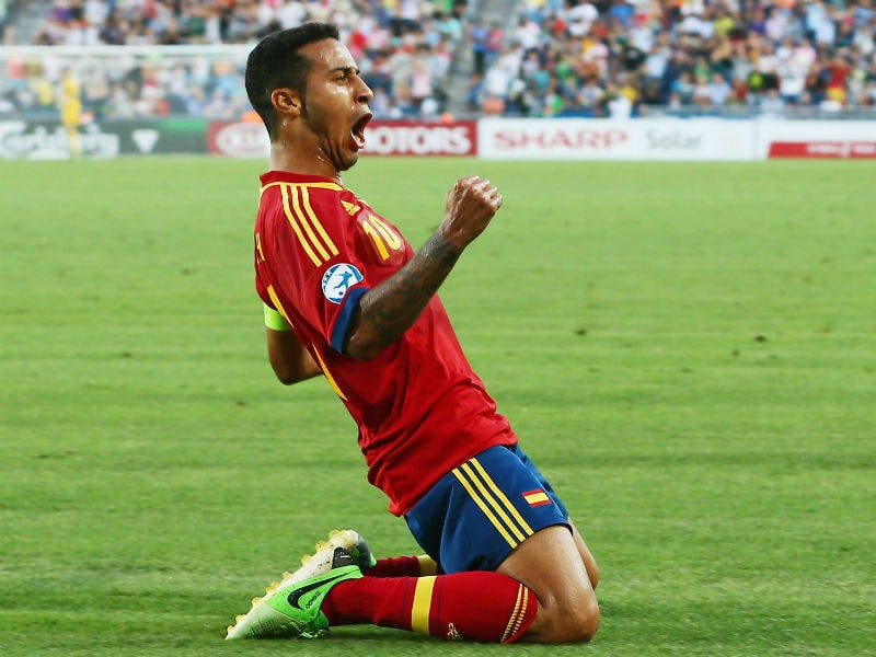 Campeã da Copa do Mundo da África, a Espanha fracassou na edição 2014 da disputa, caindo ainda na primeira fase. O "tiki-taka", estilo de jogo que levou os europeus ao auge está acabado, mas isto não significa que o país esteja completamente acabado no futebol. Pelo contrário: a nova geração da "Fúria" promete dar muito trabalho.

Depois de muita polêmica envolvendo a naturalização do sergipano Diego Costa, curiosamente é um filho de um jogador brasileiro quem encabeça esse novo trabalho. Herdeiro de Mazinho, campeão mundial em 1994, Thiago Alcântara foi formado pelo Barcelona e teve um bom desempenho na última temporada do Bayern de Munique. Habilidoso, o meio-campista só não veio para esta Copa porque sofreu uma lesão no joelho. Nascido na Itália, ele foi criado na Espanha, mas, se quisesse, poderia tentar defender a seleção do pai.