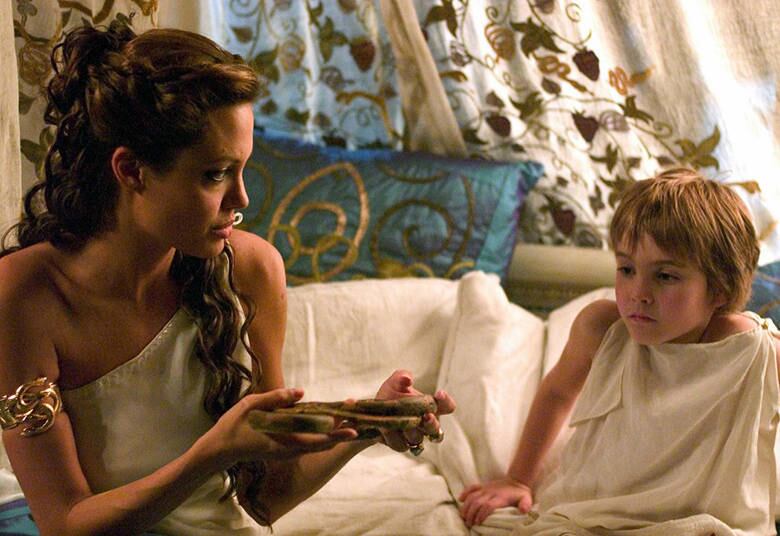 Como Olympias em Alexandre, de 2004
