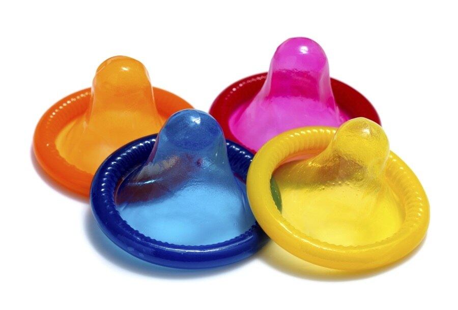 A sífilis causa lesões no pênis e na vagina, chamadas cancro, que podem ocorrer na cabeça do pênis ou nos lábios vaginais