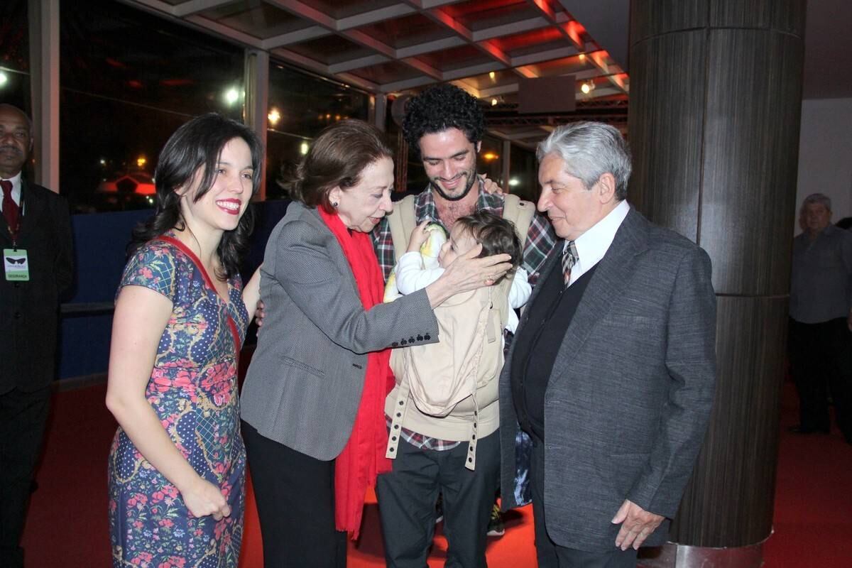 Neste domingo (5), Fernanda Montenegro foi à exibição do filme Infância, no Festival de Cinema do Rio de Janeiro. No tapete vermelho, simpática, ela brincou com o filho do ator Vinicius de Oliveira, com quem contracenou em Central do Brasil