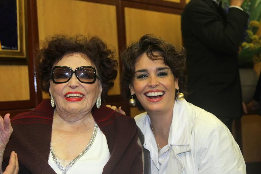 Após a apresentação, a atriz e cantora recebeu famosos que foram prestigiá-la, como Suzy Rego