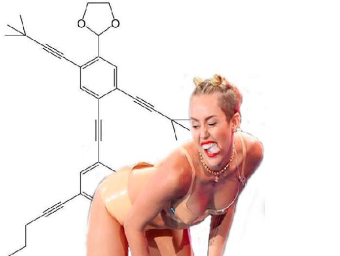 A molécula que serviu para testar o conhecimento dos candidatos do Enem 2013 sobre carbono quarternário na prova de Ciências da Natureza não escapou de da cantora pop Miley Cyrus.

Segundo um internauta, "ela grudou no Nanokid porque adora uma polêmica"