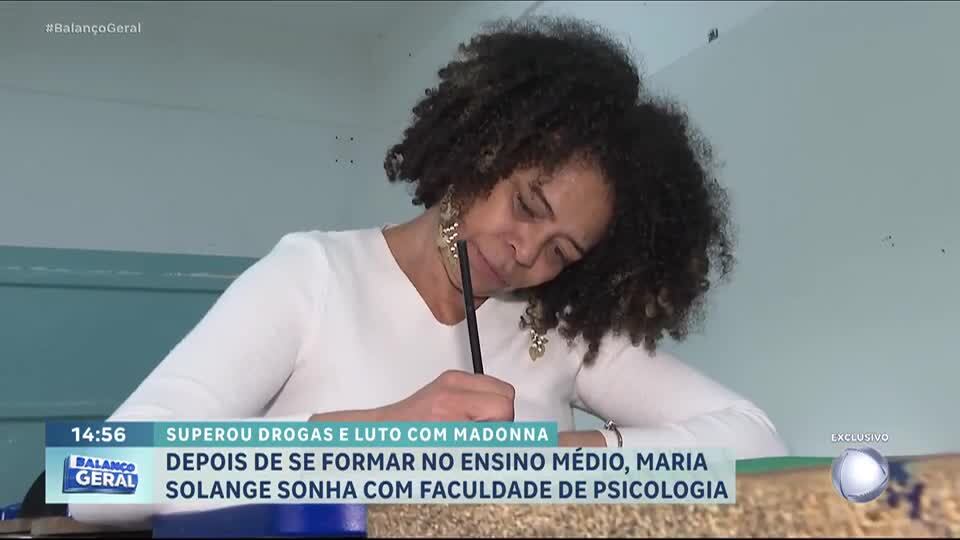 Ex-dependente química que chamou a atenção de Madonna se forma no EJA e sonha em cursar psicologia