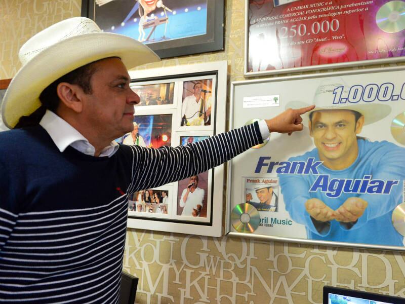 No escritório, onde guarda com carinho quadros de reconhecimento pela quantidade de discos vendidos, Frank fala sobre seus 25 anos carreira. 

— Eu achei
que ia fazer sucesso, viver da música, mas jamais imaginei que fosse tão longe
e conquistar tantos índices. Eu já viajei o mundo: fui para o Japão, China,
Estados Unidos. E continuo com o mesmo o gás como tivesse começado ontem