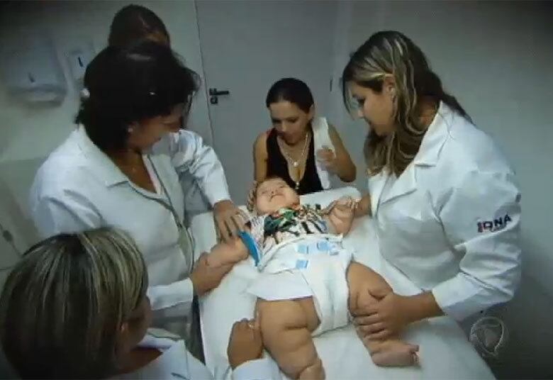 Os pais alegam que deixaram de levar Arthur ao médico pois o tratamento a que ele estava sendo submetido é muito doloroso. Para coletar de sangue, por exempli, é preciso fazer um corte no braço do menino pois suas veias não ficam aparentes por conta do excesso de peso. A mãe também diz que não consegue ver o garoto chorando, pedindo por comida, e não atender seu pedido
+ Saúde em risco: Repórter Record mostra tudo sobre a luta contra a obesidade infantil
