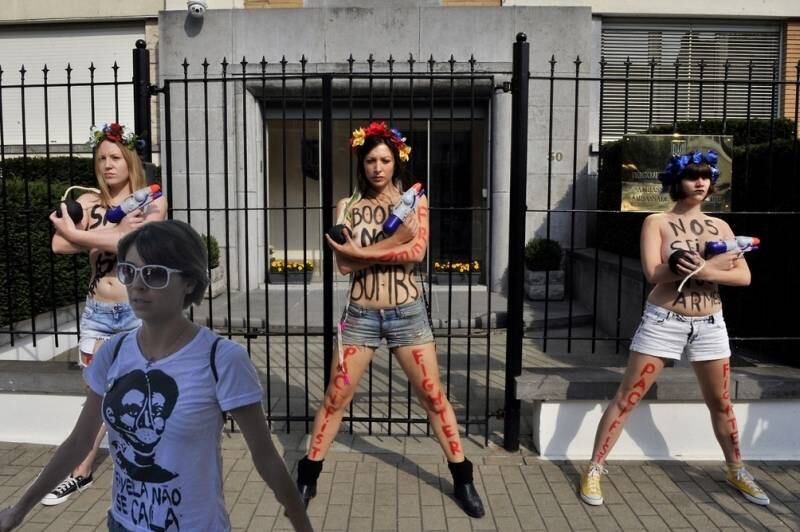 "Inspirados" nisso, os internautas não perderam tempo e criaram diversas outras montagens para satirizar tanto a manifestante quanto a publicação da Editora Abril