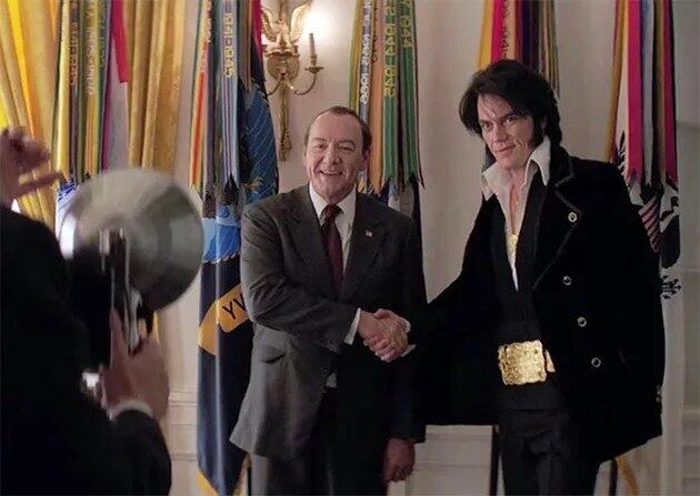 Kevin Spacey como Nixon e Michael Shannon como Elvis no filme Elvis e Nixon
