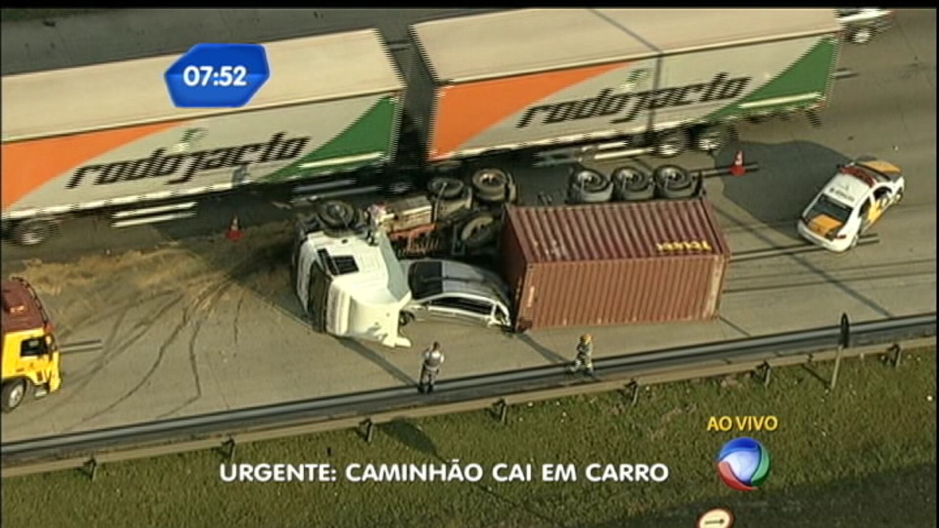 Um caminhão tombou em cima de um carro na altura do km 24 do trecho oeste do rodoanel às 5h03 desta segunda-feira (2)