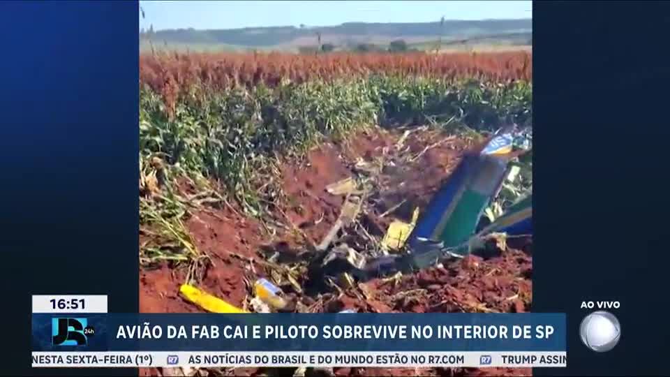 Piloto da Esquadrilha da Fumaça sobrevive após batida e queda de aeronave no interior de SP